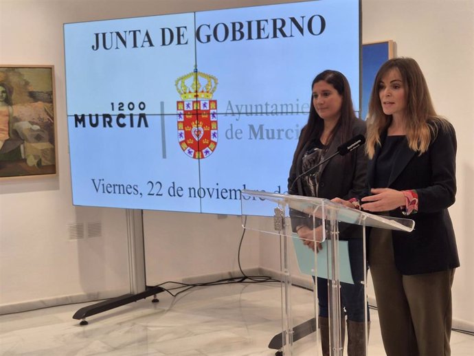 La vicealcaldesa y concejala de Fomento y Patrimonio, Rebeca Pérez, informa en una rueda de prensa sobre una nueva línea de préstamos bonificados