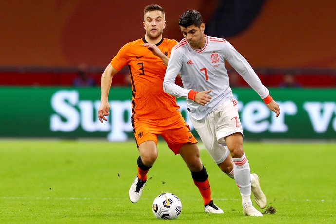 Joel Veltman y Álvaro Morata en el amistoso entre Países Bajos y España del 11 de noviembre de 2020