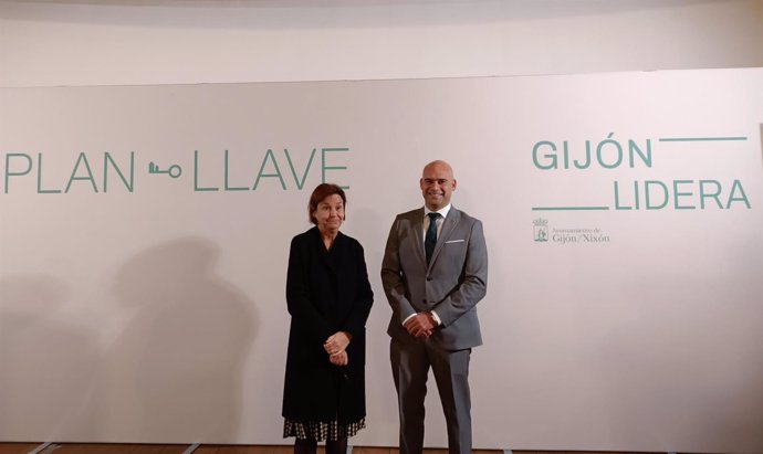 La alcaldesa de Gijón, Carmen Moriyón, junto al concejal de Urbanismo, Jesús Martínez Salvador, antes de la presentación del 'Plan Llave', en la antigua Escuela de Comercio.