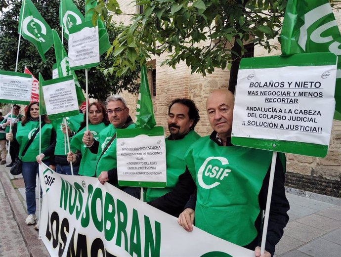 Trabajadores de CSIF ante el Alcázar de los Reyes Cristianos de Córdoba, donde se celebra la Conferencia Sectorial de Justicia.