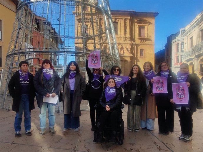 Representantes de la organización de la manifestación por el 25N que recorrerá el centro de Oviedo