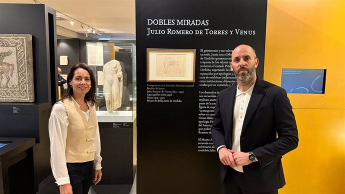 El delegado de Cultura, Eduardo Lucena (dcha.), junto al dibujo de Julio Romero de Torres y la estatua de Venus (izda., al fondo), en el Arqueológico.