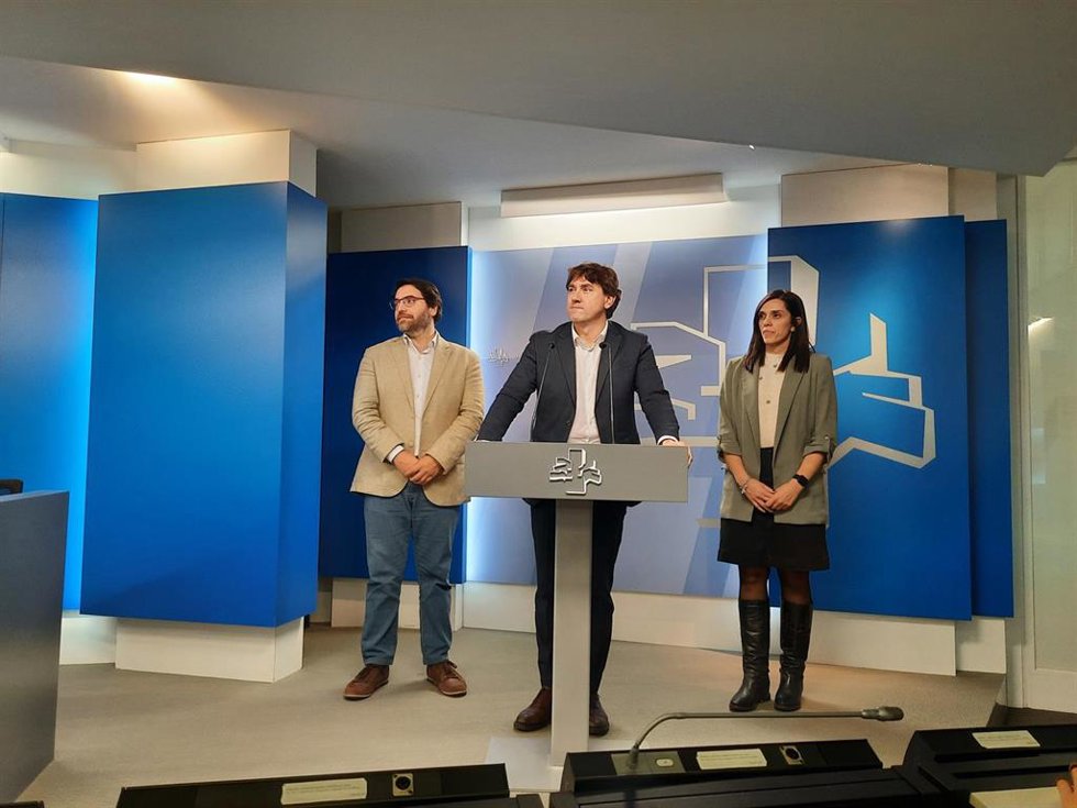 Andueza ha comparecido ante los medios de comunicación tras reunirse en el Parlamento Vasco con el presidente y la portavoz del Grupo Parlamentario Socialistes i Units per Avanar, Ferrán Pedret y Elena Díaz
