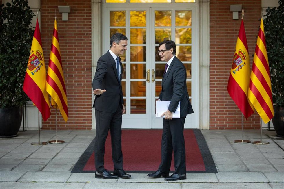 El presidente del Gobierno, Pedro Sánchez (i), se reúne con el presidente de la Generalitat de Catalunya, Salvador Illa (d), en el Palacio de La Moncloa, a 22 de noviembre de 2024, en Madrid (España). Sánchez cierra hoy su ronda de encuentros bilaterale