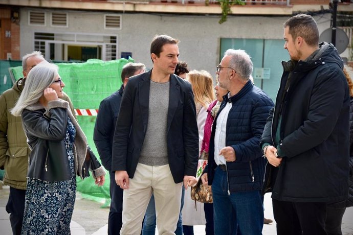 El secretrario general del PSOE-M, Juan Lobato, visita la localidad de Tielmes