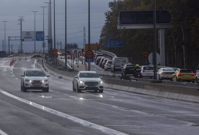 Trafico, a 13 de noviembre de 2024, en Paiporta, Valencia, Comunidad Valenciana (España). El pasado 29 de octubre una DANA asoló la provincia de Valencia. La peor gota fría del país en el siglo se salda con 215 víctimas mortales y se contabilizan 23 desap