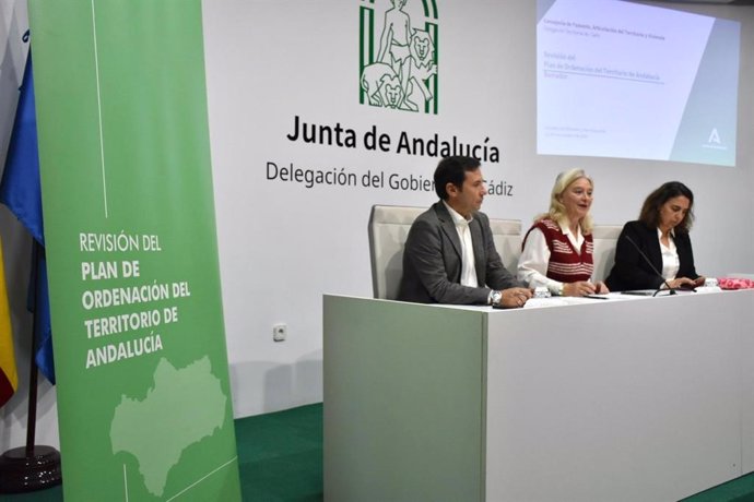 Mercedes Colombo en la Jornada Provincial sobre el borrador de la revisión del nuevo Plan de Ordenación del Territorio.