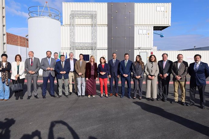 La consejera de Empleo, Empresa y Trabajo Autónomo, Rocío Blanco (en el centro de la imagen), en la inauguración del Centro de Formación Práctica en Seguridad Industrial en Huelva.