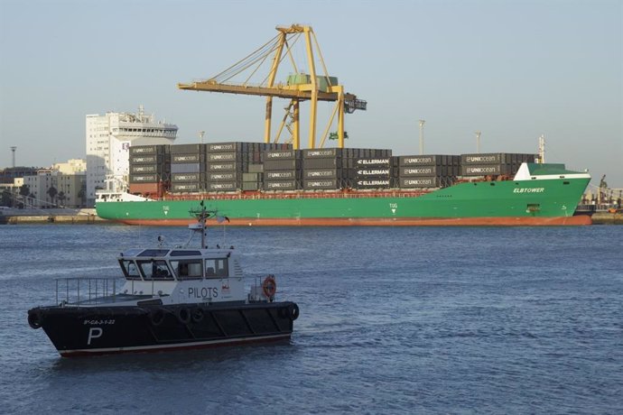 Un portacontenedores en el Puerto de Cádiz.