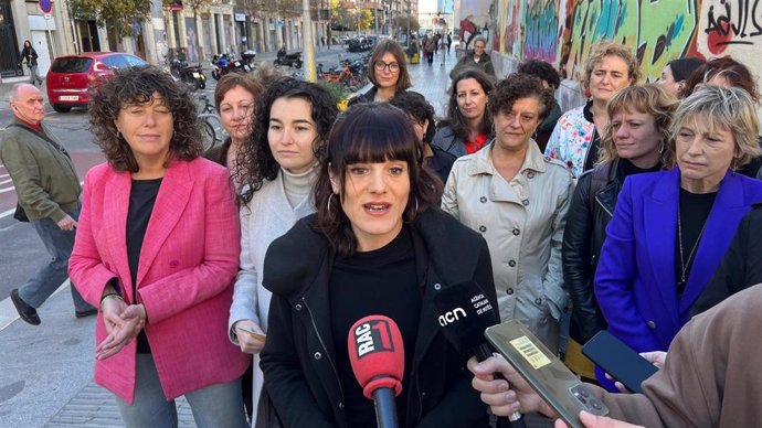 La candidata a la secretaría general de ERC por parte de Nova Esquerra Nacional, Alba Camps, atiende a los medios de comunicación en la presentación de las propuestas feministas de su candidatura