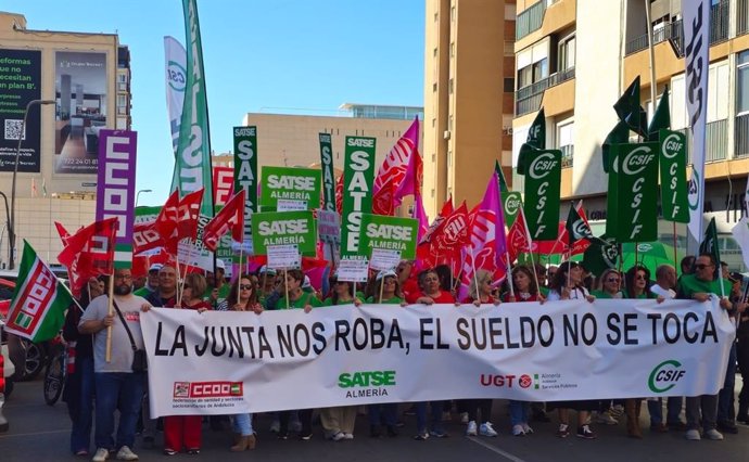 Concentración de CSIF, SATSE, CCOO y UGT por la "inaceptable innación" de la Consejería de Salud fente a la situación del Sistema Sanitario Público.