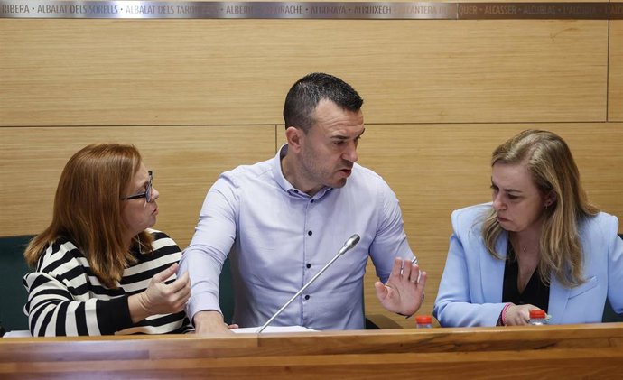 (I-D) La diputada del área de Carreteras de la Diputación, Reme Mazzolari Tortajada, el presidente de la Diputación, Vicente José Mompó, y la vicepresidenta de la Diputación, Natalia Enguix, durante una reunión de alcaldes de los municipios afectados