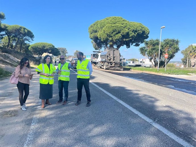 La delegada de Fomento de la Junta en Cádiz, Carmen Sánchez, en las obras de la carretera A-314 entre Vejer y Barbate.