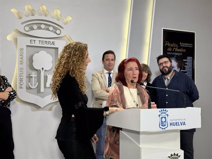 La artista 'Perlita de Huelva' en la presentación de su homenaje.