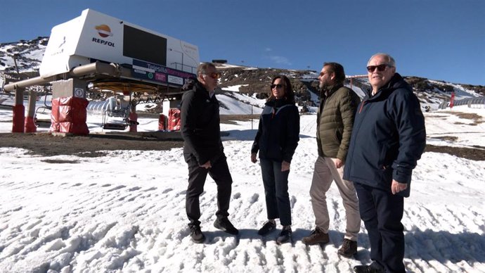 La consejera de Fomento, Rocío Díaz, ha visitado este viernes la estación de esquí de Sierra Nevada.