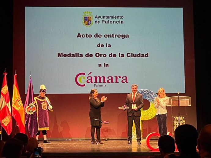 Un momento de la entrega de la Medalla de Oro de Palencia a la entidad cameral.