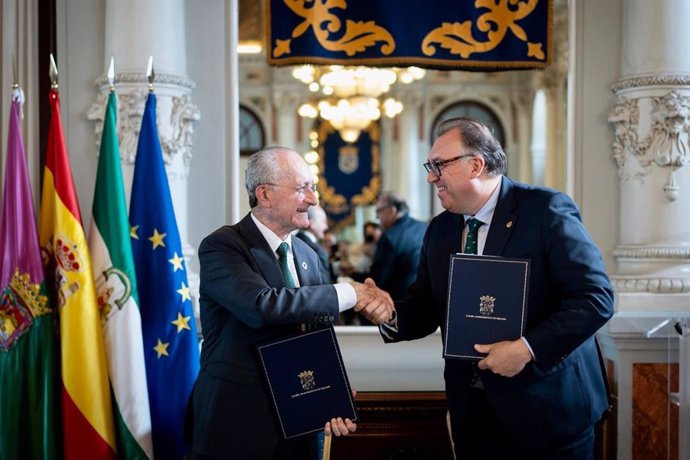 El alcalde de Málaga, Francisco de la Torre, y el consejero de Turismo, Arturo Bernal, durante la firma de un convenio