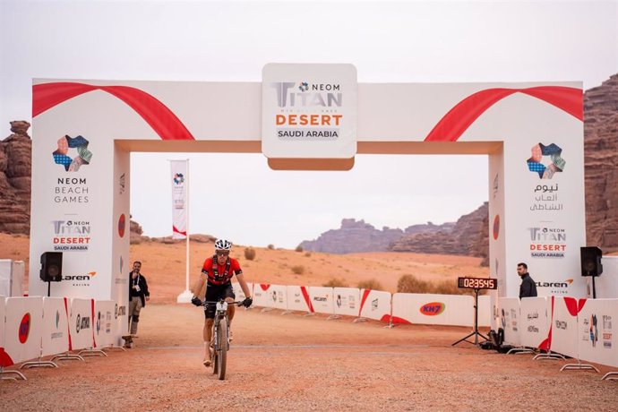 El ciclista murciano Luis León Sánchez cruza la línea de meta y se lleva la Titan Desert Saudi Arabia 2024.