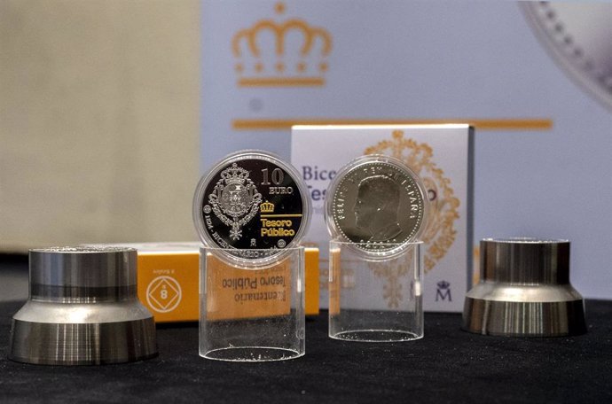 Moneda conmemorativa dedicada al bicentenario del Tesoro Público de la Fábrica Nacional de Moneda y Timbre.