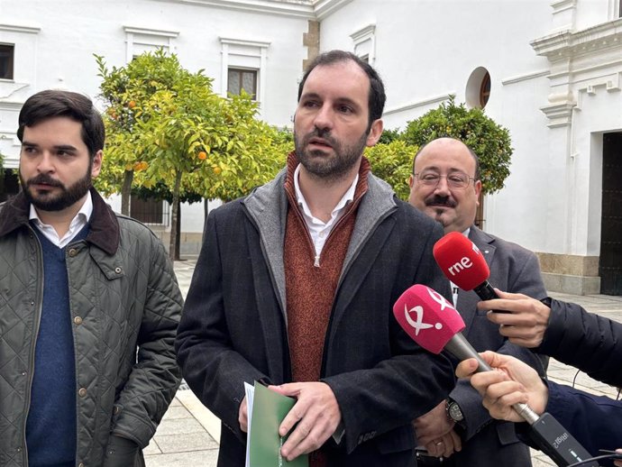 El portavoz adjunto de Vox en la Asamblea de Extremadura, Álvaro Luis Sánchez Ocaña, en declaraciones a los medios tras registrar la propuesta de ley de Concordia