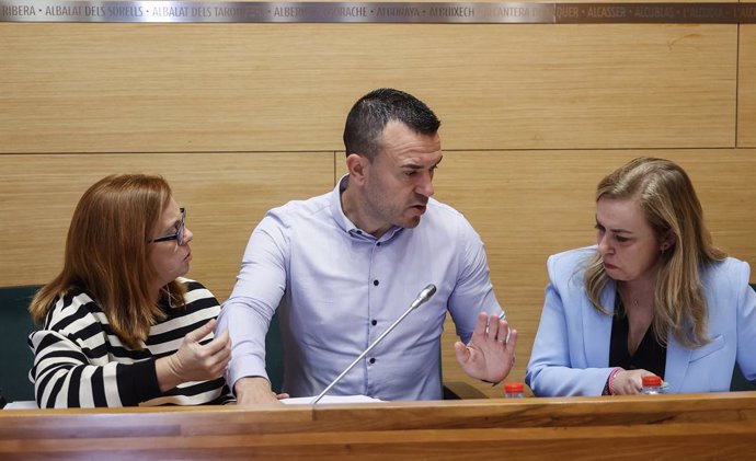 (E-D) La diputada de l'àrea de Carreteres de la Diputació, Reme Mazzolari Tortajada, el president de la Diputació, Vicente José Mompó, i la vicepresidenta de la Diputació, Natalia Enguix, durant una reunió d'alcaldes dels municipis afectats