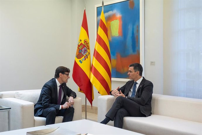 El presidente del Gobierno, Pedro Sánchez (d), se reúne con el presidente de la Generalitat de Catalunya, Salvador Illa (i), en el Palacio de La Moncloa, a 22 de noviembre de 2024, en Madrid (España). Sánchez cierra hoy su ronda de encuentros bilaterales 