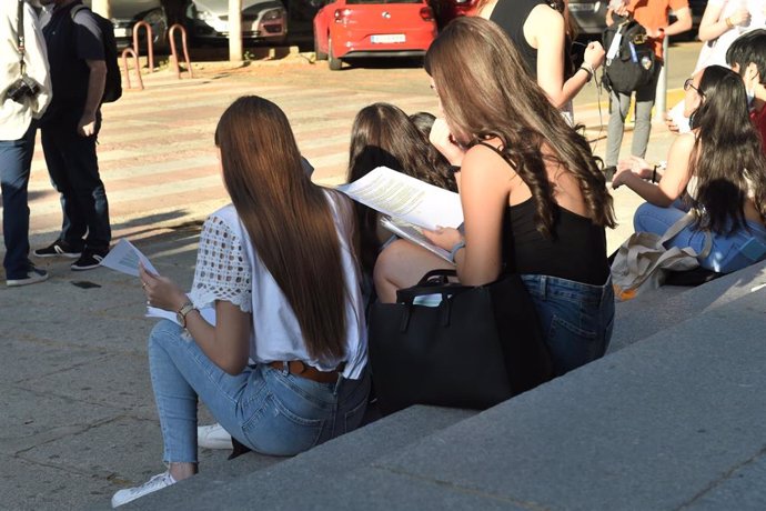 Archivo - Dos chicas repasan los apuntes en la universidad. 