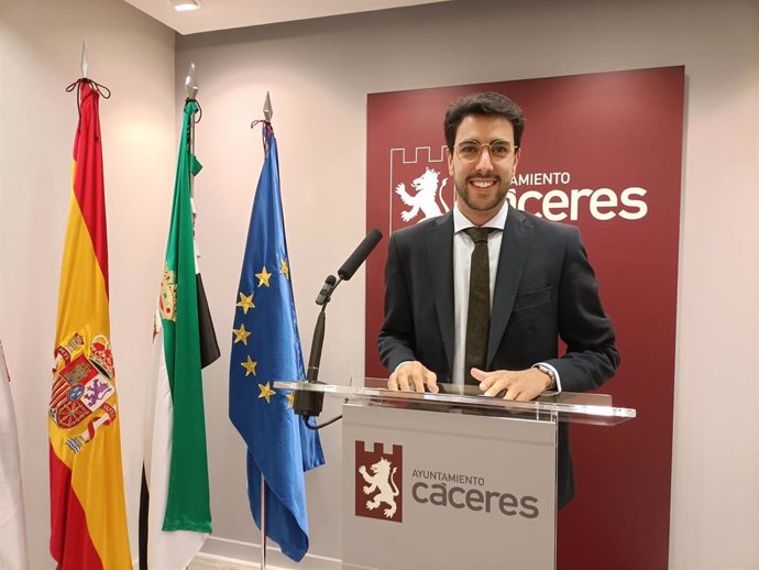 El portavoz del Gobierno de Cáceres, Ángel Orgaz, en rueda de prensa