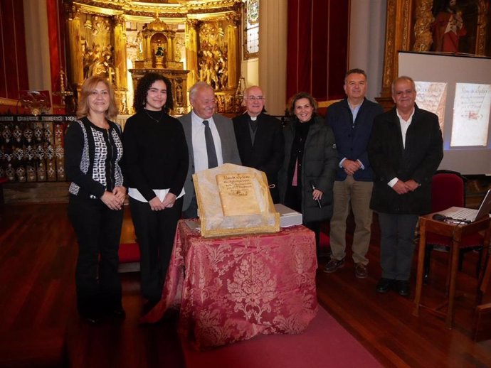 El consejero de Cultura, Turismo y Deporte, Gonzalo Santonja, entrega el 'Libro de la reducción de las iglesias parroquiales'