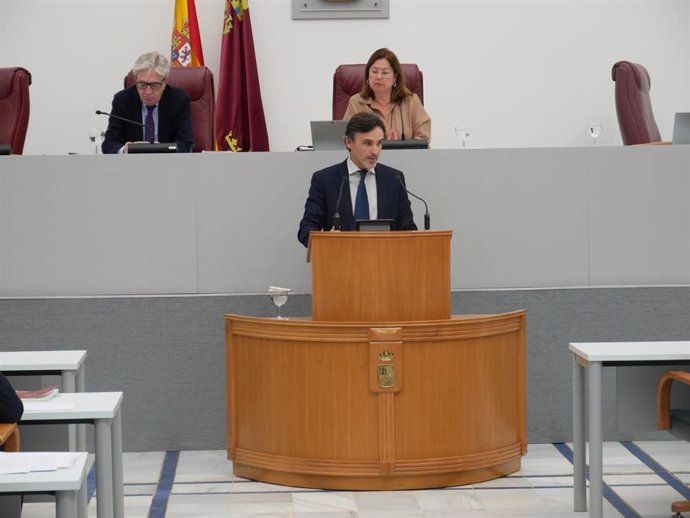 El consejero de Fomento e Infraestructuras, Jorge García Montoro, durante su intervención en la Asamblea regional.