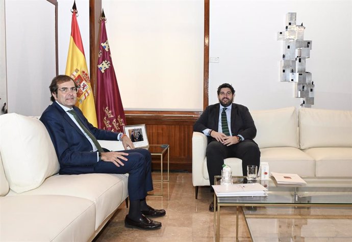 El jefe del Ejecutivo autonómico, Fernando López Miras, reunido con el presidente de la Autoridad Portuaria de Cartagena, Pedro Pablo Hernández