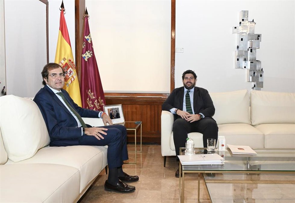 El jefe del Ejecutivo autonómico, Fernando López Miras, reunido con el presidente de la Autoridad Portuaria de Cartagena, Pedro Pablo Hernández