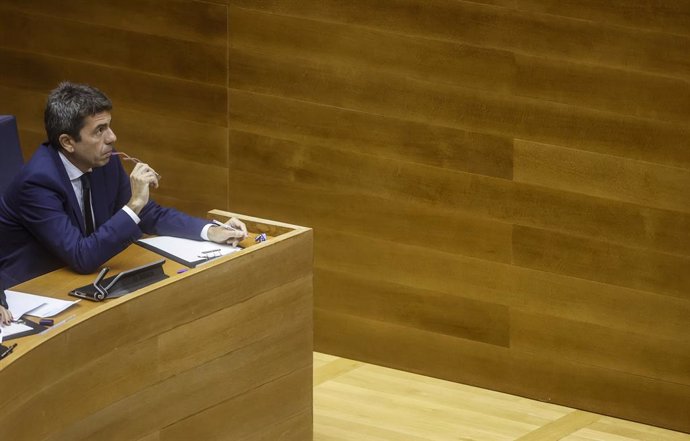 El president de la Generalitat, Carlos Mazón, durant una sessió plenària, a Les Corts Valencianes, a 15 de novembre del 2024