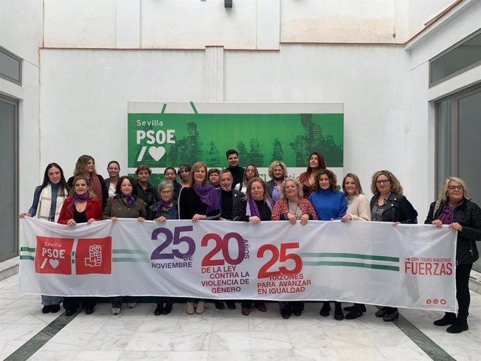 El secretario de Organización del PSOE de Sevilla, Rafael Recio, y la secretaria de Igualdad, Rosario Andújar, han presentado este viernes en rueda de prensa la campaña con motivo del Día Internacional de la Eliminación de la Violencia contra la Mujer.