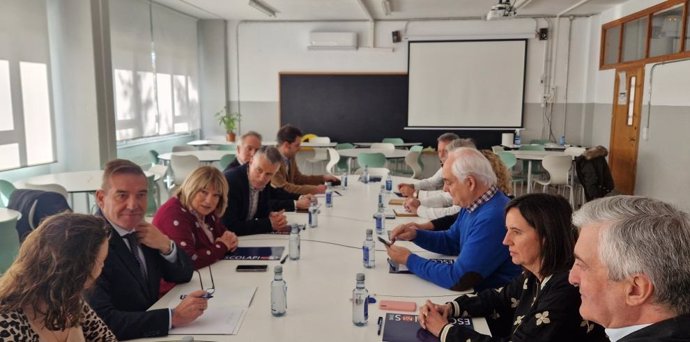 La consejera de Educación, Cultura y Deporte, Tomasa Hernández, se ha reunido con el grupo de trabajo impulsado para la creación de un nuevo grado de Cocina y Gastronomía en Jaca.