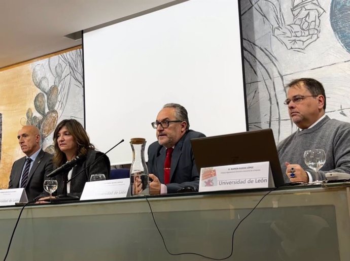 Representantes académicos e institucionales durante la presentación deun informe sobre el turismo en la ciudad de León