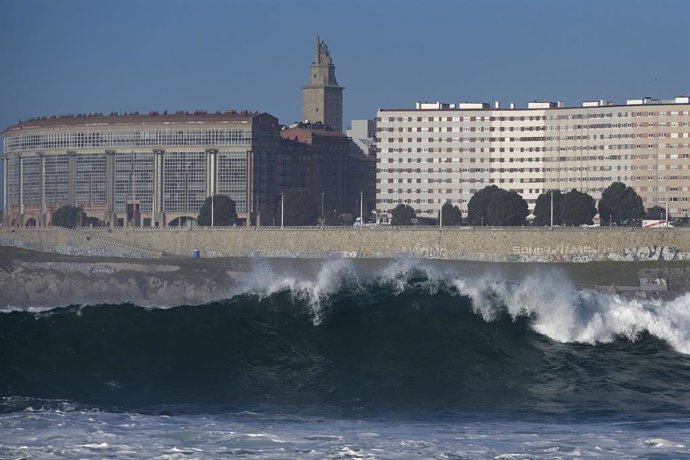 Archivo - Fuerte oleaje y tiempo anticiclónico, a 21 de febrero de 2022, en A Coruña,