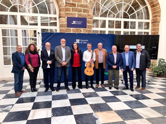 El vicepresidente segundo de Diputación y responsable del Área de Transición Ecológica y Desarrollo a la Ciudadanía, Javier Vidal, y el presidente de la Federación Provincial de Peñas Flamencas de Cádiz, Enrique Morales, presentan el programa de zambombas