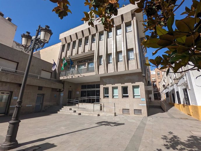 Archivo - Fachada del Ayuntamiento de Roquetas de Mar (Almería).