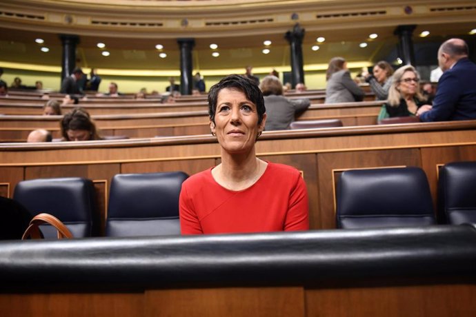 La ministra de Inclusión, Seguridad Social y Migraciones, Elma Saiz, durante un pleno en el Congreso de los Diputados, a 13 de noviembre de 2024, en Madrid (España).