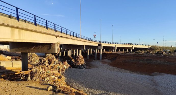 Erosión del lecho de la rambla del Poyo bajo la estructura de paso de la autovía A-7