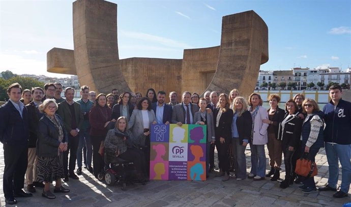 Acto simbólico con motivo de la conmemoración del Día Internacional para la Eliminación de la Violencia contra la Mujer, en el que se ha leído un manifiesto.