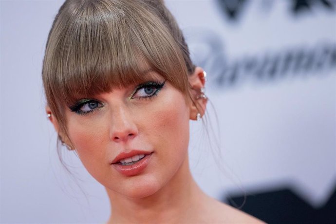 Archivo - FILED - 13 November 2022, North Rhine-Westphalia, Duesseldorf: American singer Taylor Swift walks the red carpet at the MTV Europe Music Awards in front of the PSD Bank Dome. Photo: Rolf Vennenbernd/dpa