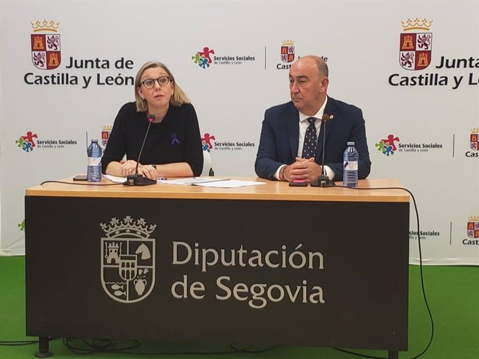 La consejera de Familia e Igualdad de Oportunidades, Isabel Blanco, con el presidente de la Diputación, y diputado de Servicios Sociales, Miguel Ángel de Vicente.