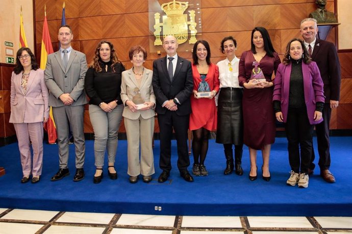 Las premiadas junto al delegado del Gobierno en Aragón, Fernando Beltrán.