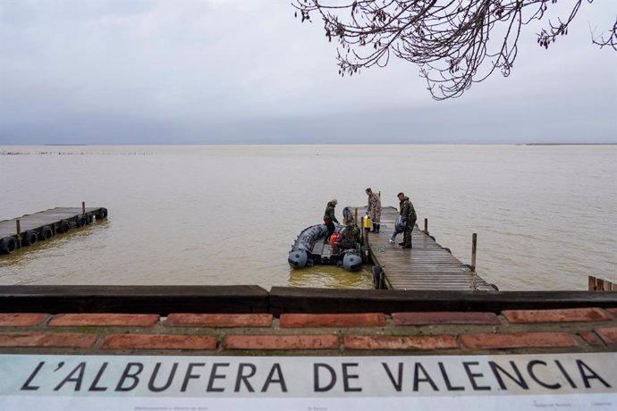 Imatge de l'Albufera de València amb militars que participen en les labors de recerca en este llac de desapareguts com a conseqüència de la dana del passat 29 d'octubre. 