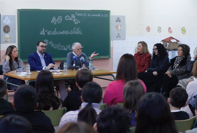 Actu de conmemoración de los 40 años d'escolarización n'asturianu.