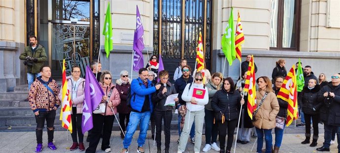 La delegada sindical de OSTA Ana María Meler procede a dar lectura del manifiesto durante el acto convocado este viernes en Zaragoza para recordar a los diez residentes fallecidos en la residencia Jardines de Villafranca y reclamar un convenio autonómico