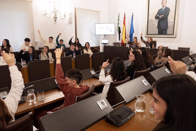 Adolescentes de tres localidades participan en un pleno en la Diputación de Cáceres para exponer sus inquietudes