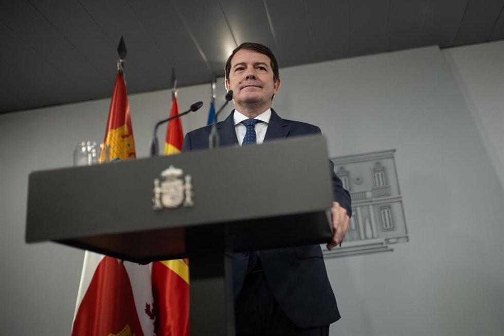 El presidente de la Junta de Castilla y León, Alfonso Fernández Mañueco, ofrece una rueda de prensa tras su reunión con el presidente del Gobierno, Pedro Sánchez, en el Palacio de La Moncloa, a 22 de noviembre de 2024, en Madrid (España). Sánchez cierra